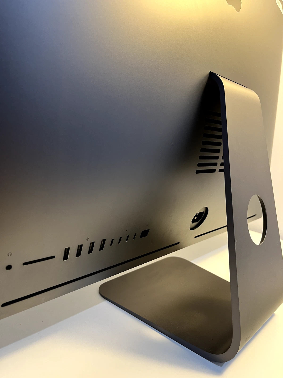 *RFB* Apple iMac Pro 2017 27" A1862 Retina 5K 8-Core Xeon CPU 64GB RAM 1TB SSD Radeon Pro Vega 56 8Gb - Factory Refurbished Unit