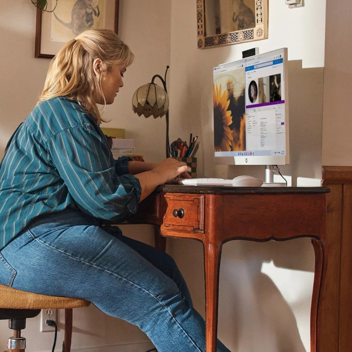 HP All-In-One 27"cr0000a FHD Ryzen 7-7730U/16GB/512GB SSD Desktop PC AMD Radeon [88A34PA]